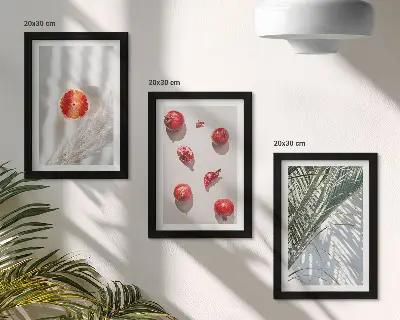 Fotowand mit tropischen Früchten und Palmenblättern im Urlaubsdesign