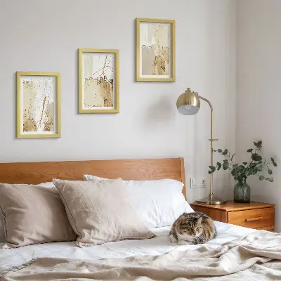 Bilderwand mit abstrakten Mustern in Beige- und Weißtönen