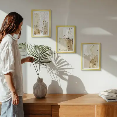 Bilderwand mit abstrakten Mustern in Beige- und Weißtönen