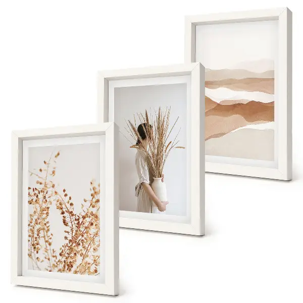 Bilderwand mit botanischen Motiven im abstrakten rustikalen Boho-Stil