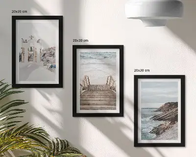 Bilderwand mit Blick auf das Meer und die Architektur von Santorin am Himmel