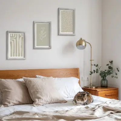 Bilderwand mit Pflanzen- und geometrischen Motiven in gedeckten Farben