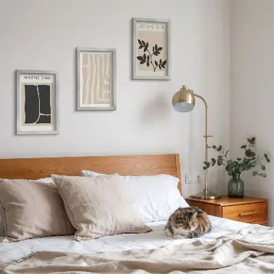 Bilderwand mit abstrakten Formen und Pflanzenmotiven in neutralen Tälern