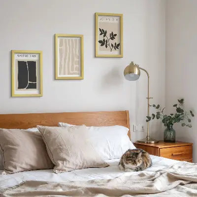 Bilderwand mit abstrakten Formen und Pflanzenmotiven in neutralen Tälern