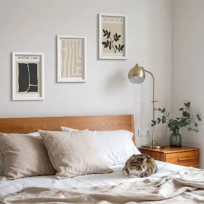 Bilderwand mit abstrakten Formen und Pflanzenmotiven in neutralen Tälern