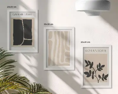 Bilderwand mit abstrakten Formen und Pflanzenmotiven in neutralen Tälern
