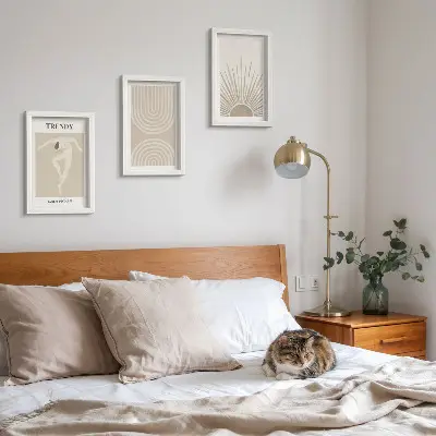 Bilderwand mit pastellfarbenen Postern in modischem Boho-Abstraktion-Stil