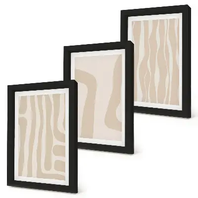 Bilderwand mit abstrakten Mustern und minimalistischen Formen im Boho-Stil