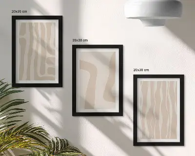 Bilderwand mit abstrakten Mustern und minimalistischen Formen im Boho-Stil