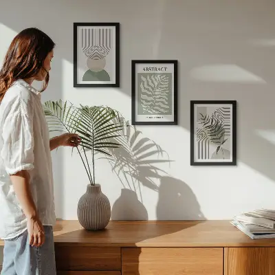 Bilderwand mit botanischen Abstraktionen im rustikalen Boho-Stil