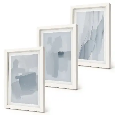 Bilderwand mit abstrakten Kompositionen im Aquarellstil