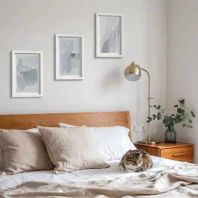 Bilderwand mit abstrakten Kompositionen im Aquarellstil