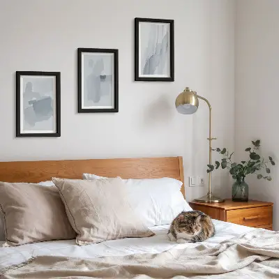 Bilderwand mit abstrakten Kompositionen im Aquarellstil