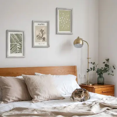 Bilderwand mit Pflanzenmotiven in gedeckten Farben und Mustern