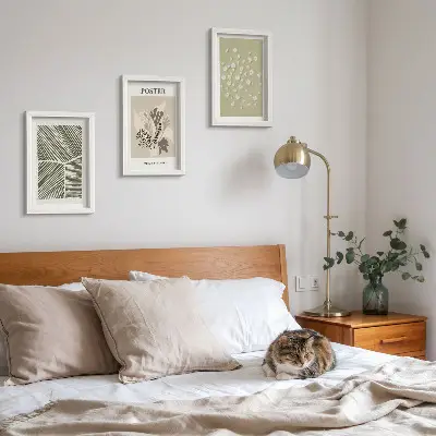 Bilderwand mit Pflanzenmotiven in gedeckten Farben und Mustern