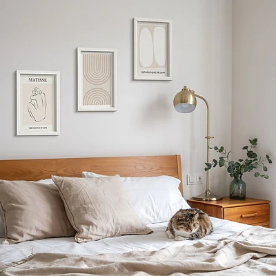 Fotowand mit stilvollen Linien und minimalistischen Formen in neutralen Tönen