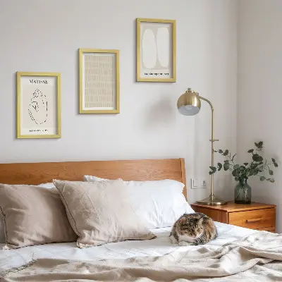 Bilderwand mit Linien und Formen in Beige- und Weißtönen