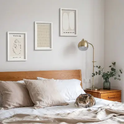 Bilderwand mit Linien und Formen in Beige- und Weißtönen