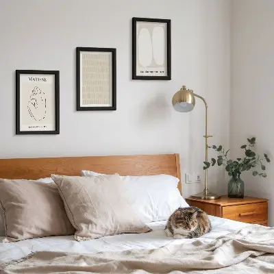 Bilderwand mit Linien und Formen in Beige- und Weißtönen