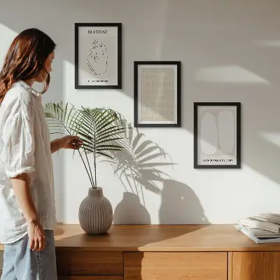 Bilderwand mit Linien und Formen in Beige- und Weißtönen