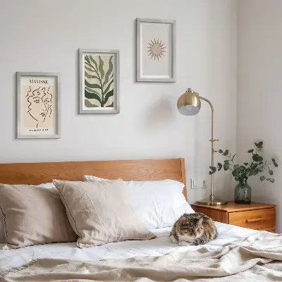 Bilderwand mit abstrakten Pflanzenmustern und Linien in gedeckten Farben