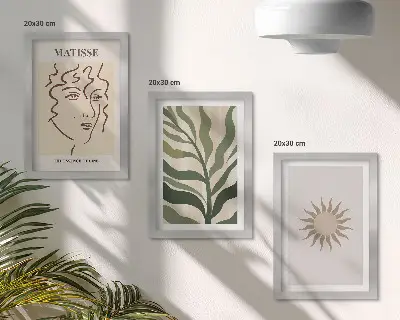 Bilderwand mit abstrakten Pflanzenmustern und Linien in gedeckten Farben
