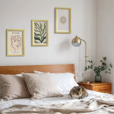 Bilderwand mit abstrakten Pflanzenmustern und Linien in gedeckten Farben