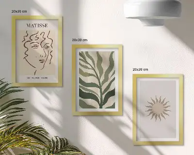 Bilderwand mit abstrakten Pflanzenmustern und Linien in gedeckten Farben