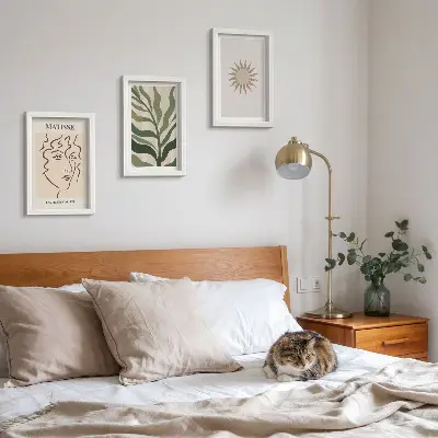 Bilderwand mit abstrakten Pflanzenmustern und Linien in gedeckten Farben