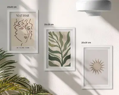 Bilderwand mit abstrakten Pflanzenmustern und Linien in gedeckten Farben