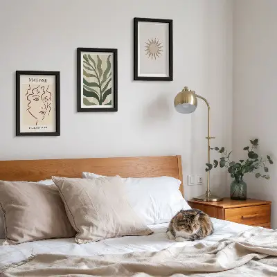 Bilderwand mit abstrakten Pflanzenmustern und Linien in gedeckten Farben