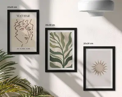 Bilderwand mit abstrakten Pflanzenmustern und Linien in gedeckten Farben