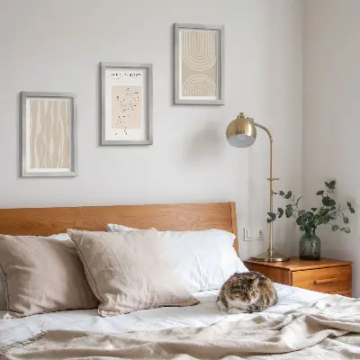 Fotowand mit abstrakten Mustern und zarten Boho-Dekorationen
