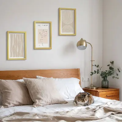Fotowand mit abstrakten Mustern und zarten Boho-Dekorationen