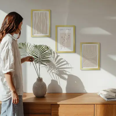 Fotowand mit abstrakten Mustern und zarten Boho-Dekorationen