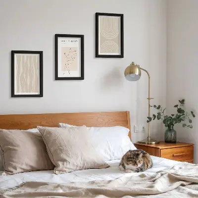 Fotowand mit abstrakten Mustern und zarten Boho-Dekorationen