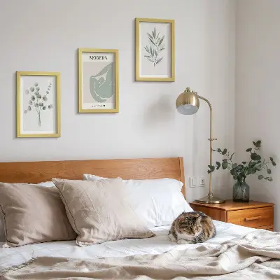 Bilderwand mit Pflanzenmotiven in zarten Grüntönen