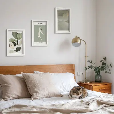Bilderwand mit Pflanzenmuster in Form von Silhouetten und abstrakten Elementen