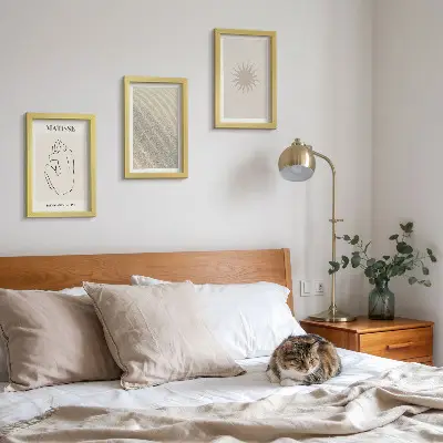 Fotowand mit minimalistischen Linien in Sand und Wellen bei Sonnenschein