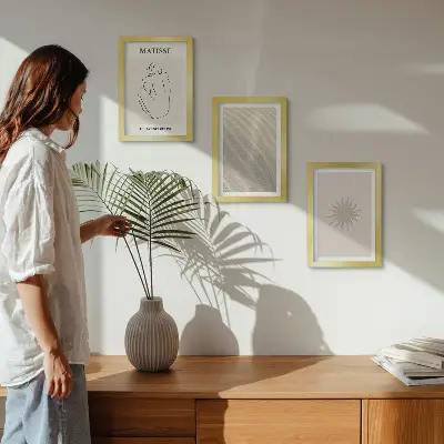 Fotowand mit minimalistischen Linien in Sand und Wellen bei Sonnenschein