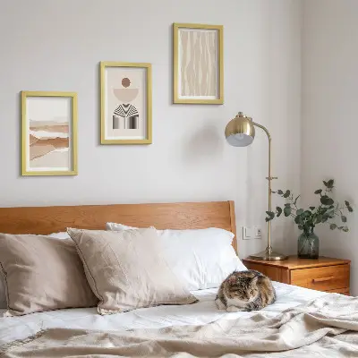 Bilderwand mit abstrakter Landschaft in natürlichen Formen und Geometrie