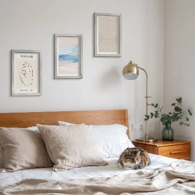 Bilderwand mit Linien und Wellen in Pastelltönen und minimalistischem Akzent