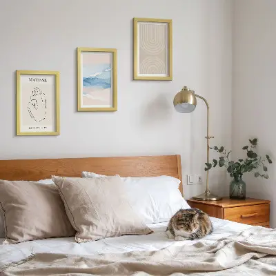 Bilderwand mit Linien und Wellen in Pastelltönen und minimalistischem Akzent