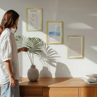 Bilderwand mit Linien und Wellen in Pastelltönen und minimalistischem Akzent