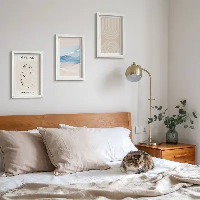 Bilderwand mit Linien und Wellen in Pastelltönen und minimalistischem Akzent