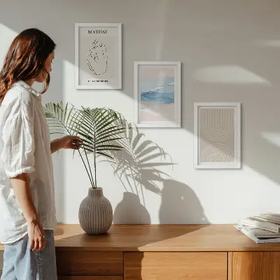 Bilderwand mit Linien und Wellen in Pastelltönen und minimalistischem Akzent