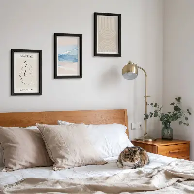 Bilderwand mit Linien und Wellen in Pastelltönen und minimalistischem Akzent