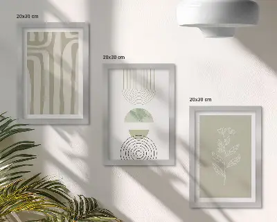 Bilderwand mit geometrischen Mustern und pflanzlichen Akzenten in Grüntönen