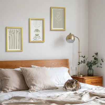 Bilderwand mit geometrischen Mustern und pflanzlichen Akzenten in Grüntönen