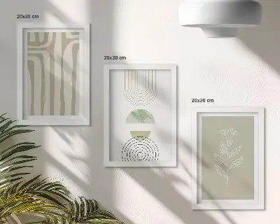 Bilderwand mit geometrischen Mustern und pflanzlichen Akzenten in Grüntönen